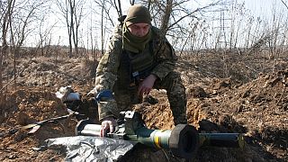 Un simbolo della guerra: un soldato ucraino alla periferia di Kharkiv. (23.3.2022)