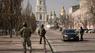 جنود أوكرانيون يفتشون سيارات في العاصمة كييف