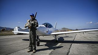 البريطاني البلجيكي ماك رذرفورد أمام طائرته في مطار صوفيا ويست- 23 مارس 2022