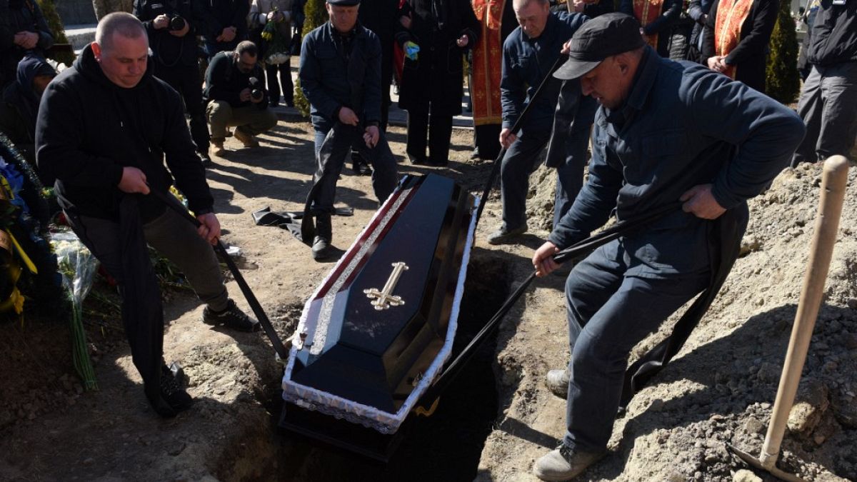 Похороны погибших украинских военных  на Лычаковском кладбище во Львове, 17 марта 2022