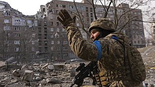 Scena di guerra a Mariupol. 