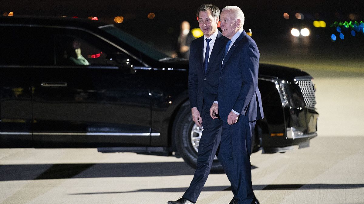 US-Präsident Joe Biden wird auf dem Flughafen Brüssel vom belgischen Ministerpräsidenten Alexander de Croo empfangen