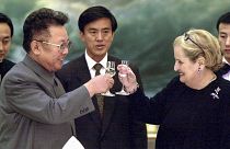 مادلين أولبرايت وزير الخارجية الأمريكية وزعيم كوريا الشمالية كيم يونغ 24/10/2000
