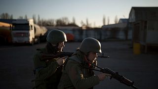 Des volontaires civils participent à un camp d'entraînement des forces ukrainiennes au nord-est de Kiev, 21 mars 2022