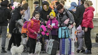 Женщины и дети ждут транспорта в польском Пшемысле