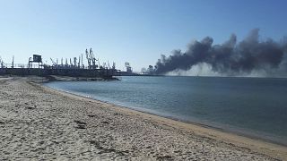 Füst az ukrajnai Bergyanszk kikötőjének közelében 2022. március 24-én, csütörtökön. Az ukrán haditengerészet közlése szerint elsüllyesztették az Orszk orosz hajót
