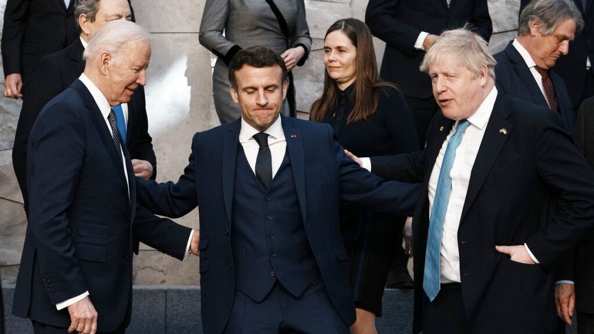 Imagen de archivo de Macron junto a Biden y Johnson