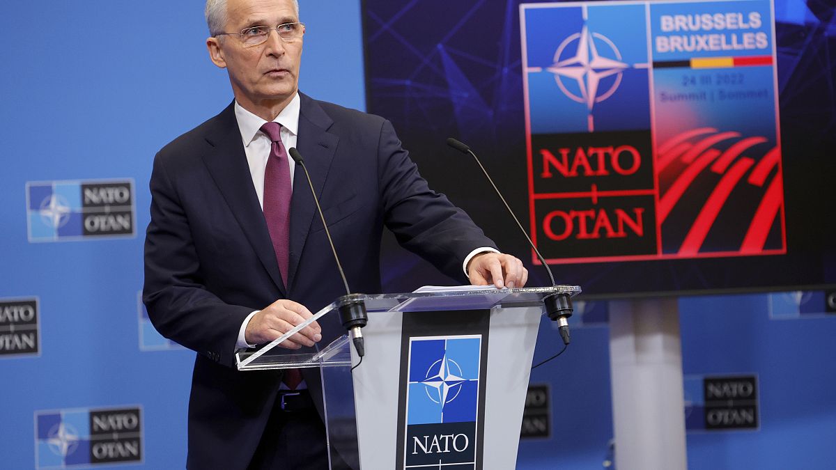 Jens Stoltenberg NATO-főtitkár beszél március 23-i sajtótájékoztatóján a másnapi NATO-csúcsról