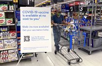 لافتة لمعلومات عن تلقي لقاح كوفيد -19 في متجر وول مارت في إلينوي، الولايات المتحدة.