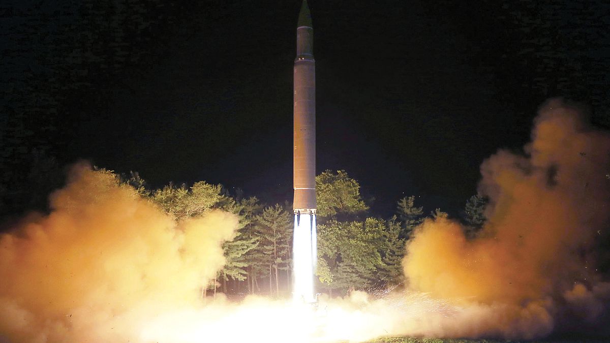حكومة بيونغ يانغ تطلق صاروخ باليستي عابر للقارات هواسونغ -14 في مكان لم يكشف عنه في كوريا الشمالية