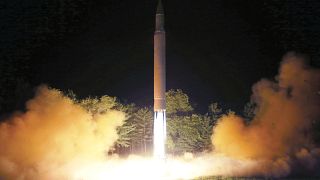 حكومة بيونغ يانغ تطلق صاروخ باليستي عابر للقارات هواسونغ -14 في مكان لم يكشف عنه في كوريا الشمالية