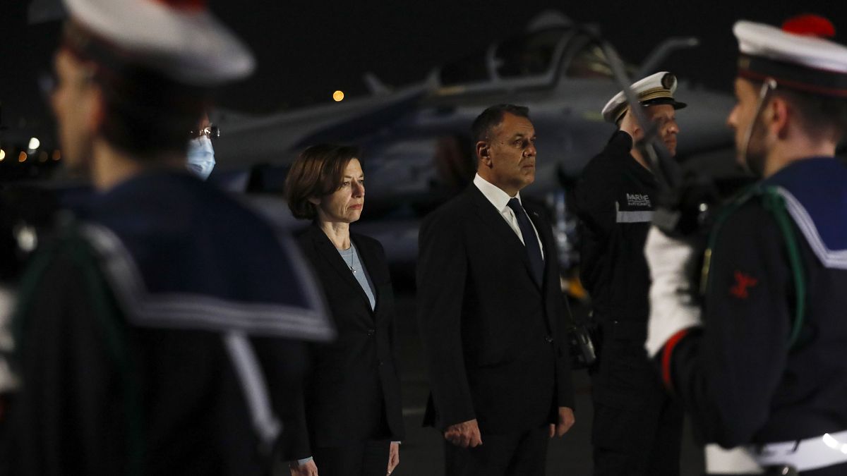 Fransa Savunma Bakanı Florence Parly, (solda) ile Yunan mevkidaşı