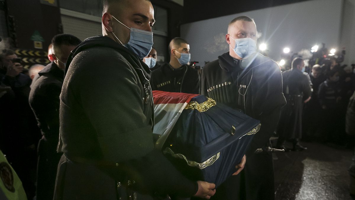 حراس الشرف يحملون نعشًا لأحد المتطوعين الجورجيين الذين قُتلوا أثناء القتال في أوكرانيا.
