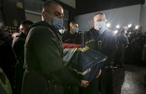 حراس الشرف يحملون نعشًا لأحد المتطوعين الجورجيين الذين قُتلوا أثناء القتال في أوكرانيا.