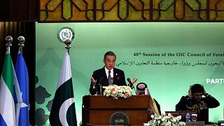 Pakistan'da düzenlenen İslam İşbirliği Teşkilatı Dışişleri Bakanları toplantısında konuşan Çin Dışişleri Bakanı Wang Yi 