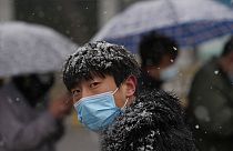 Warten auf Tests - auf bei Schneefall - in Peking.