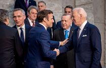 Emmanuel Macron francia, Joe Biden amerikai elnökkel a rendkívüli NATO-csúcson