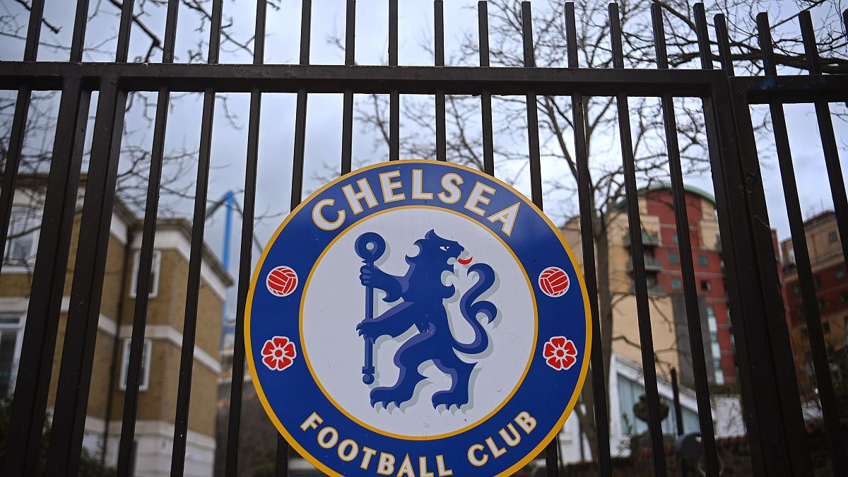 A Chelsea labdarúgóklub címere a londoni Stamford Bridge stadion egyik kapuján