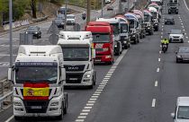 Los camiones se reúnen para protestar contra el alto precio del combustible en las afueras de Madrid, España, el jueves 24 de marzo de 2022