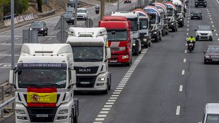 Los camiones se reúnen para protestar contra el alto precio del combustible en las afueras de Madrid, España, el jueves 24 de marzo de 2022