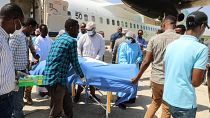 أشخاص ينقلون جثمان النائبة المحلية بعد مقتلها في هجوم انتحاري في بلدويني ، في مطار عدن أدي الدولي في مقديشو - الصومال. 2022/03/24