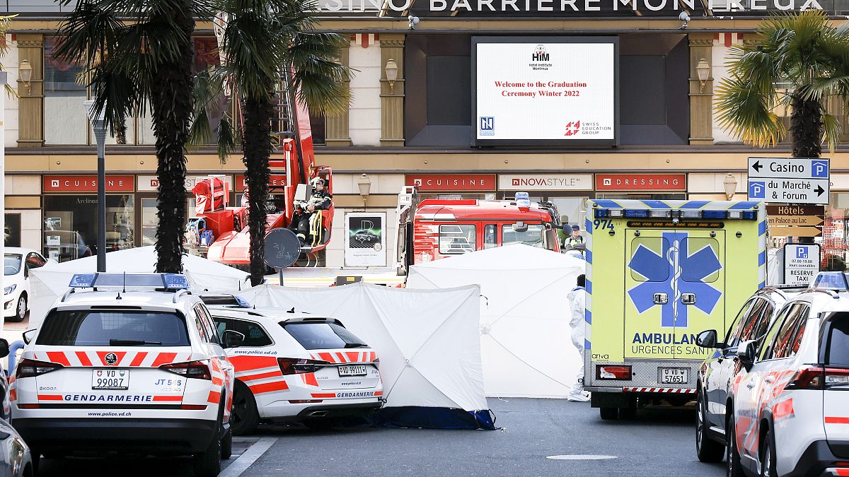 الشرطة تغلق الطريق في مونترو بسويسرا بعد العثور على الضحايا..  الخميس 24 مارس 2022.