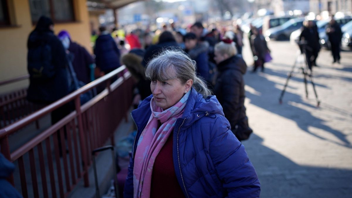 أوكرانية تنتظر الصعود إلى قطار متجه إلى لفيف في أوكرانيا في محطة القطار في برزيميسل، بولندا. 