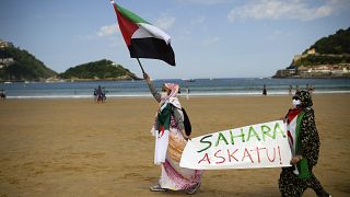 متظاهرتان ترفعان علم اصحراء الغربية