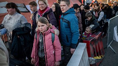 Des réfugiés ukrainiens sont accueillis à Medyka, à la frontière polonaise