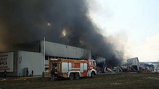 شاهد: فرق الإطفاء الأوكرانية تهرع لإخماد حريق أتى على مستودع لتجهيزات الطبخ في كييف