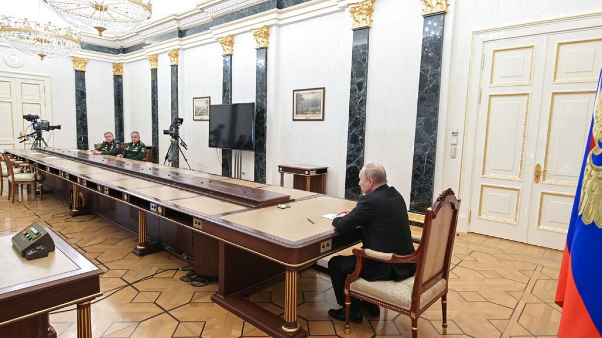 Wladimir Putin mit Verteidigungsminister Sergei Schoigu am 27.2.2022