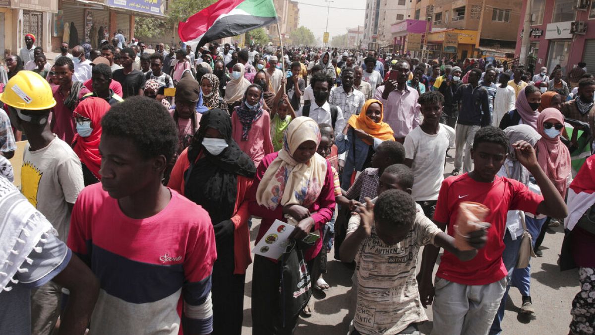 متظاهرون سودانيون مناهضون للانقلاب يشاركون في التظاهرات المستمرة ضد الحكم العسكري في الخرطوم، السودان، 24 مارس 2022