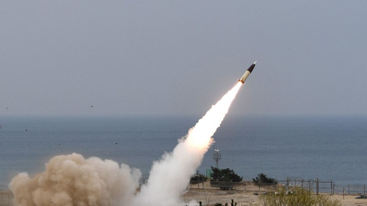  زعيم كوريا الشمالية أمر باختبار "نوع جديد" من الصواريخ البالستية العابرة للقارات 