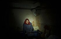 Una anciana se esconde en un sótano en Irpin, en las afueras de Kiev, Ucrania, el domingo 13 de marzo de 2022