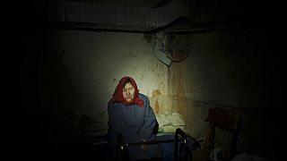 Una anciana se esconde en un sótano en Irpin, en las afueras de Kiev, Ucrania, el domingo 13 de marzo de 2022