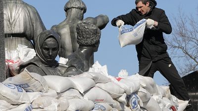Ein Bewohner Charkiws deckt das Denkmal des Dichters Taras Schewtschenko mit Sandsäcken ab