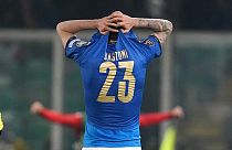 Le dépit d'Alessandro Bastoni, joueur italien, après le but de la Macédoine du Nord, privant l'Italie de Coupe du monde - Naples, le 24/03/2022