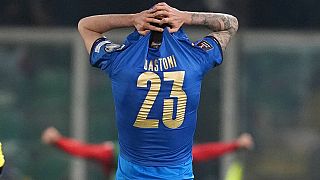 Le dépit d'Alessandro Bastoni, joueur italien, après le but de la Macédoine du Nord, privant l'Italie de Coupe du monde - Naples, le 24/03/2022