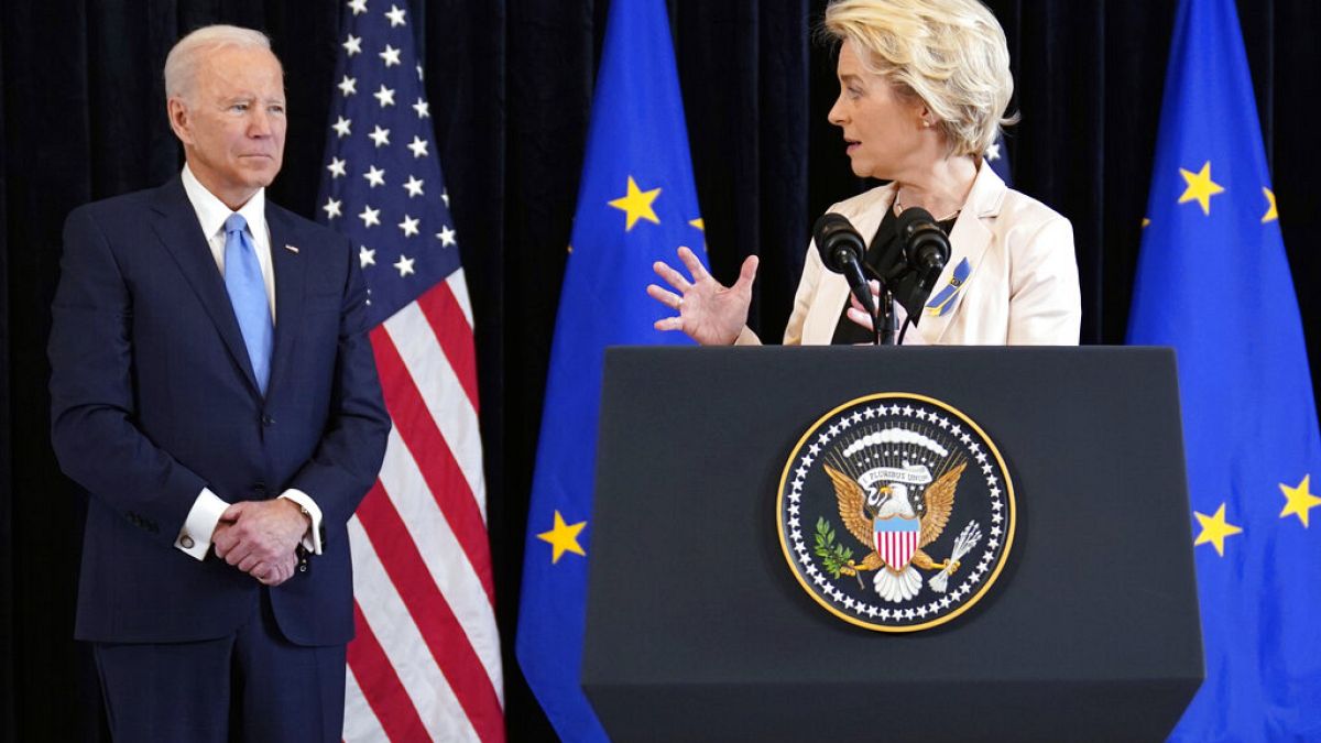 Joe Biden und Ursula von der Leyen am 25.03.22 in Brüssel