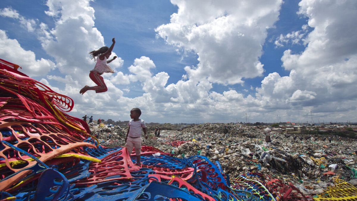 Kinder spielen im Plastikmüll - ARCHIV