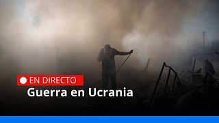 Ucranianos tratan de apagar el fuego de una casa, destruida tras un ataque ruso en Járkov