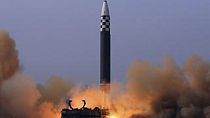 La foto, distribuita dal governo nordcoreano. mostra il missile balistico intercontinentale Hwasong-17