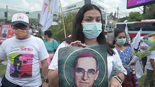 Activista sujetando una imagen de san Óscar Romero durante las concentraciones en San Salvador el 24 de marzo. El Salvador