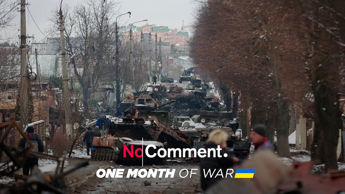 Um mês de guerra na Ucrânia em imagens