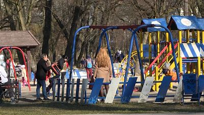 Des civils profitent de la tranquillité d'un parc à Lviv, Ukraine.