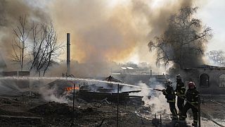 Les pompiers combattent un feu après une attaque russe à Kharkiv en Ukraine,  le 25 mars 2022. 