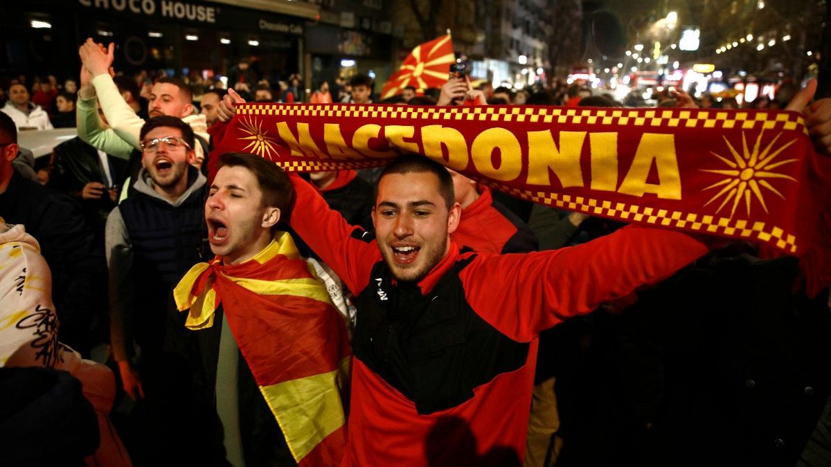 Kuzey Makedonya'da halk milli takımlarının başarısını kutladı
