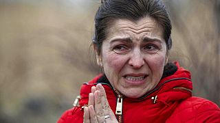 Egy kelet-ukrajnai menekülő asszony reakciója a háború borzalmaira (illusztráció)