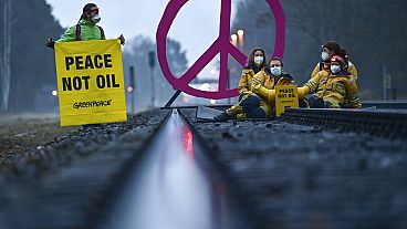A Greenpeace német aktivistái március 15-én blokkolták a schwedt-i olajfinomítóba vezető sínpárt, hogy így tiltakozzanak az orosz olajimport és a háború ellen 