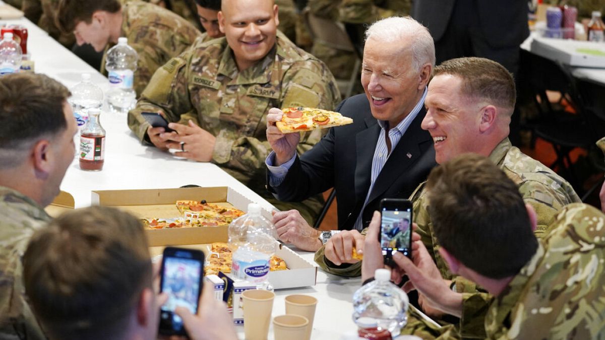 La pizza di Joe Biden con i militari americani in Polonia. 